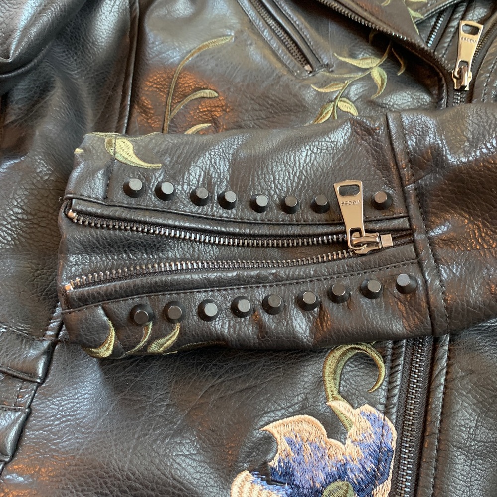 EUC Vigoss floral/stud faux leather jacket. Size M - Picture 5 of 12